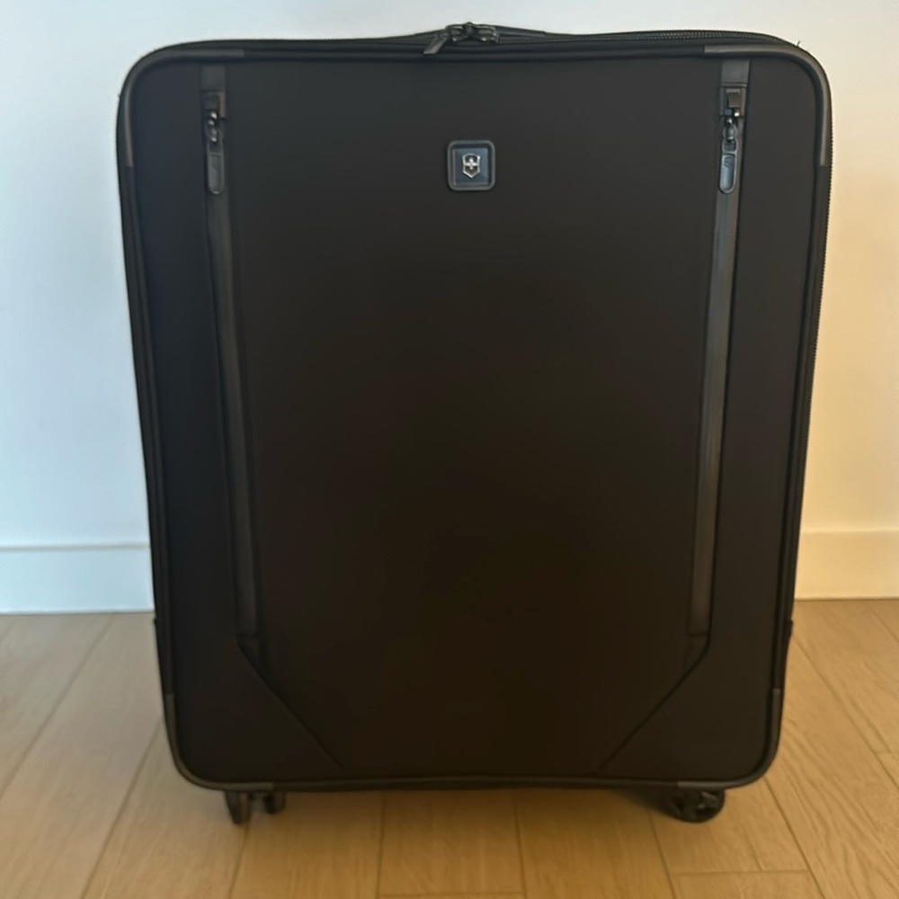 Victorinox Traveler Black Extra-Large Suitcase (Used but in good condition)